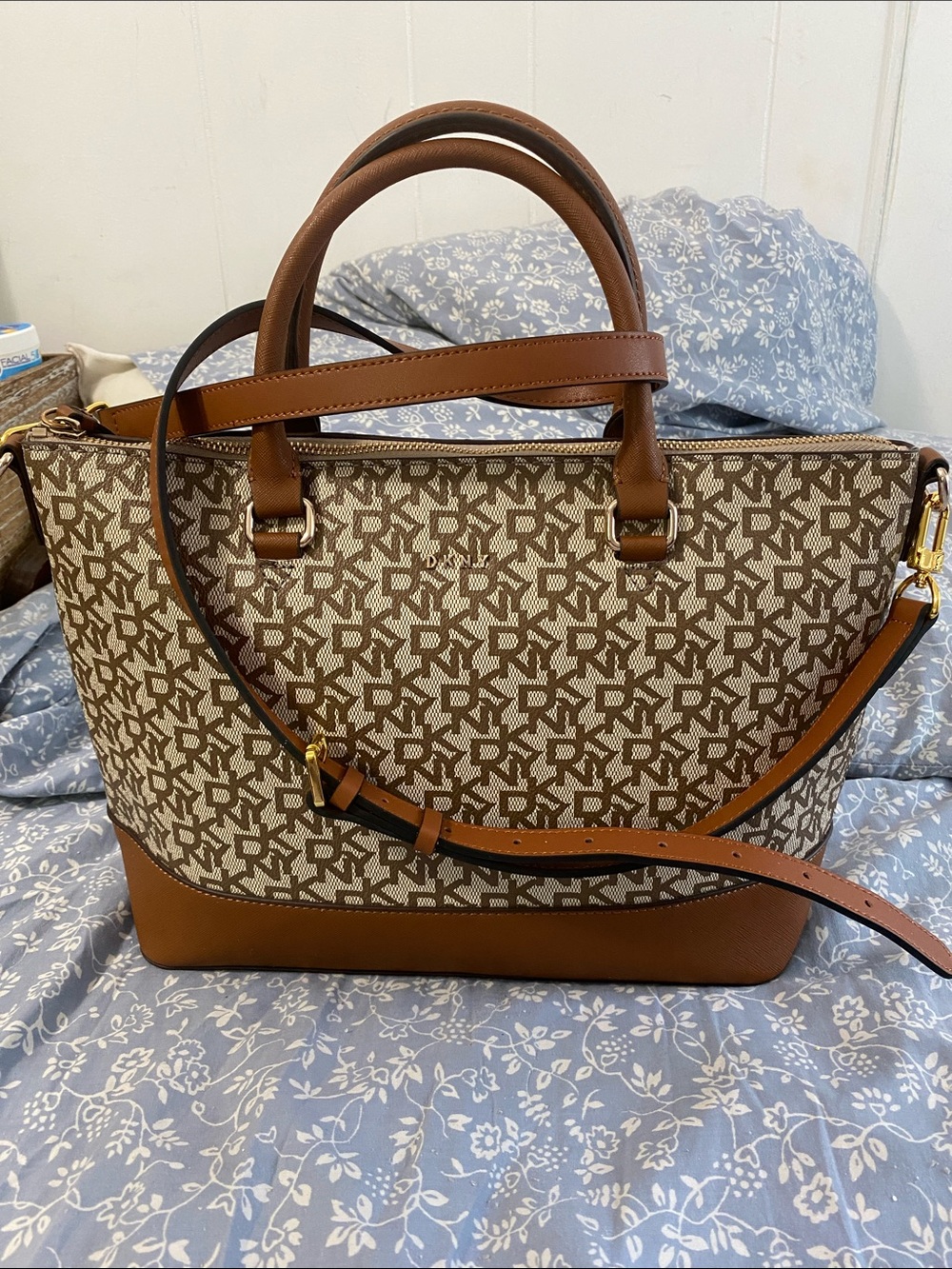 DkNY brown and cream bag. Good for used today. Strap adred no from the Wallet.